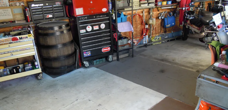 工具棚と作業スペースのある店内